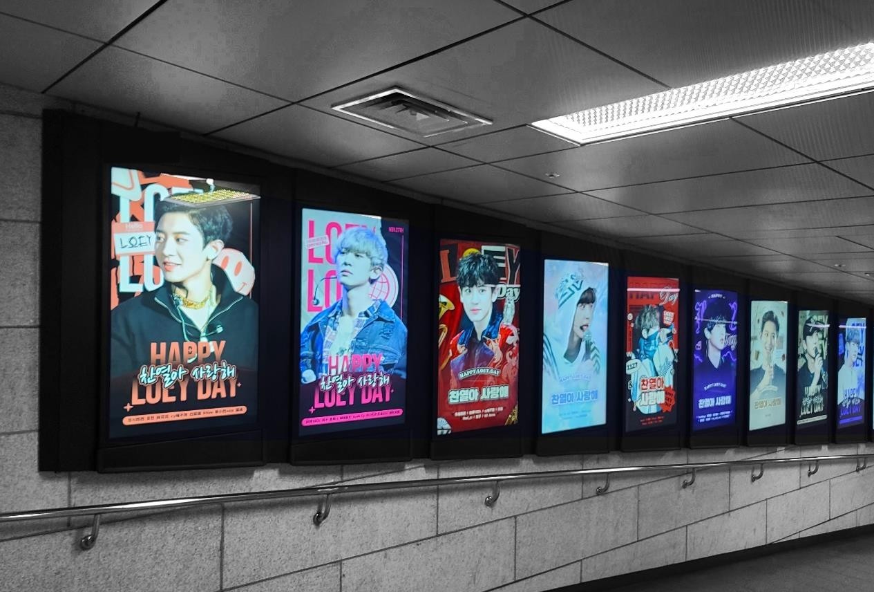 The long row of screens seen from the other end of the passage